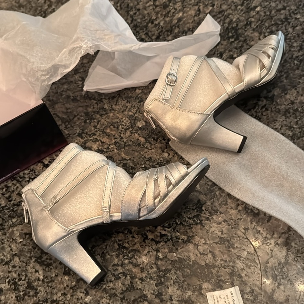 Easy Street silver satin Crissa heels NIB 6.5 - Picture 7 of 10